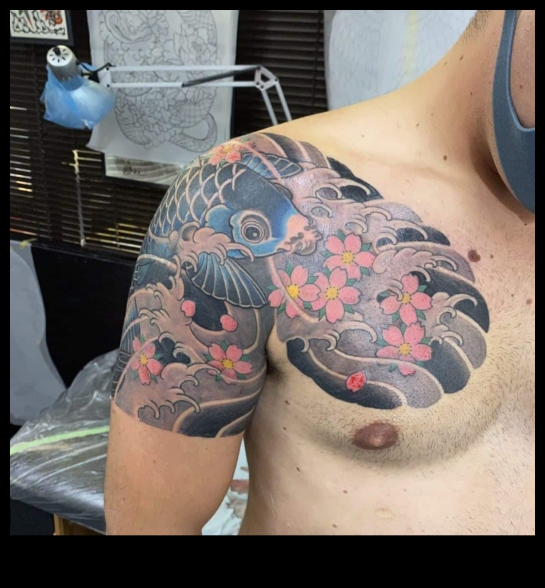 Καμβάς της φύσης: Ζωντανή χλωρίδα και πανίδα σε ιαπωνικά τατουάζ