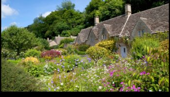 Whimsical Retreats: Ανυψώστε τον χώρο σας με εξοχικούς κήπους