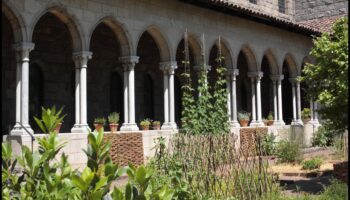 Καλλιτεχνικές στοές: Εξερευνώντας την αρχιτεκτονική ομορφιά των μεσαιωνικών μοναστηριών