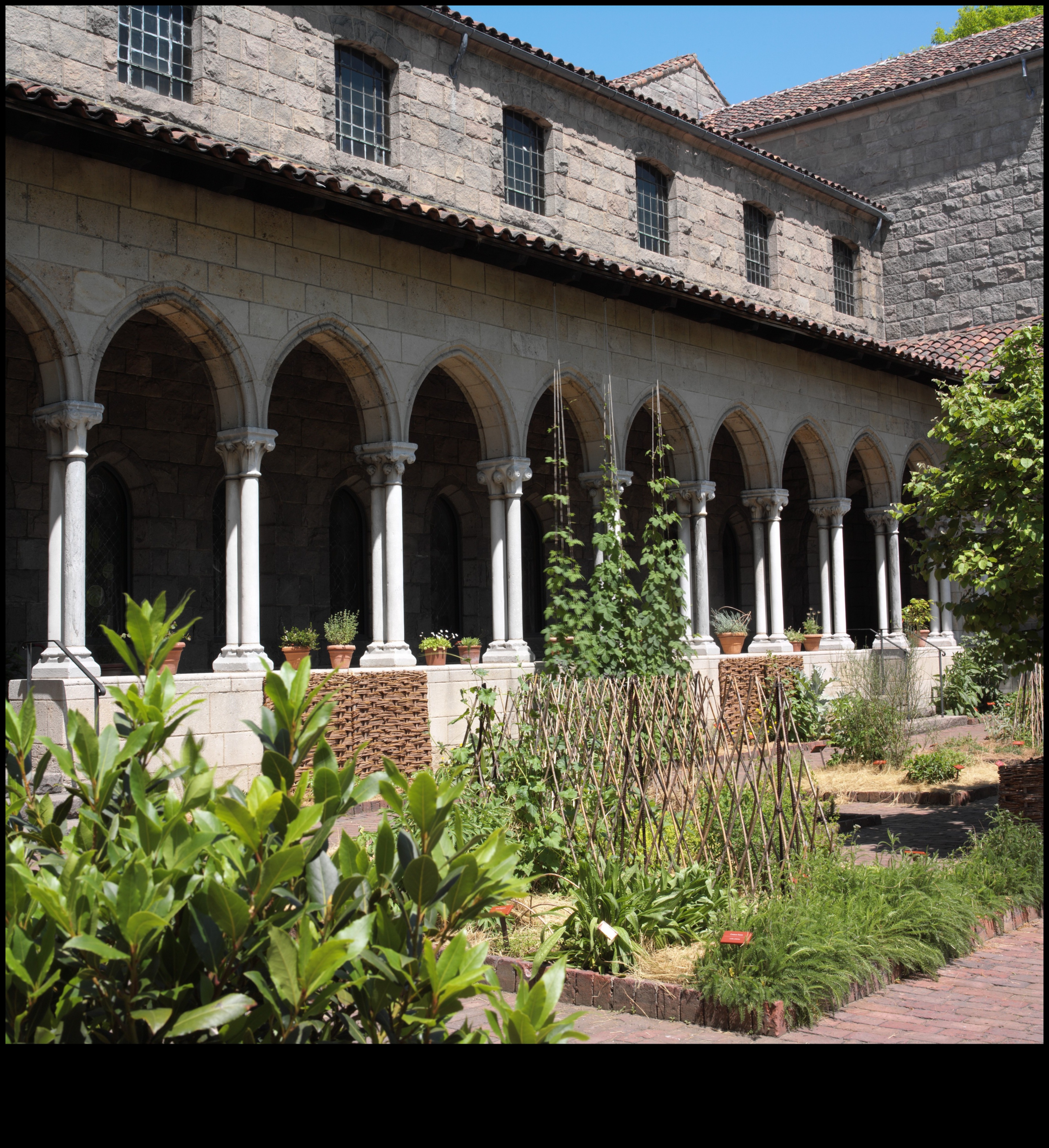 Καλλιτεχνικές στοές: Εξερευνώντας την αρχιτεκτονική ομορφιά των μεσαιωνικών μοναστηριών